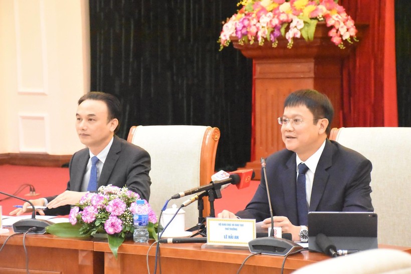 Thứ trưởng Bộ GD&ĐT Lê Hải An chủ trì cuộc họp