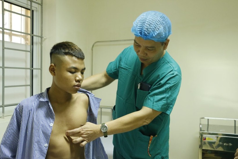 Bác sĩ khám cho bệnh nhân bị lõm ngực bẩm sinh Bác sĩ khám cho bệnh nhân bị lõm ngực bẩm sinh