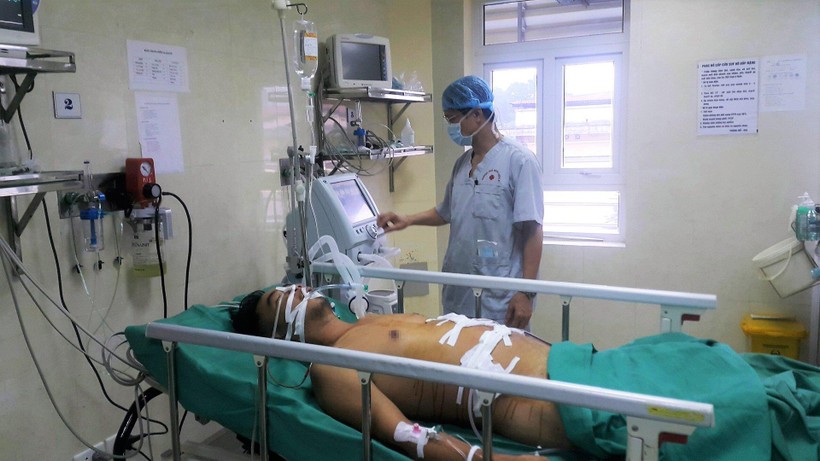 Bác sĩ theo dõi tình hình sức khỏe của bệnh nhân sau mổ