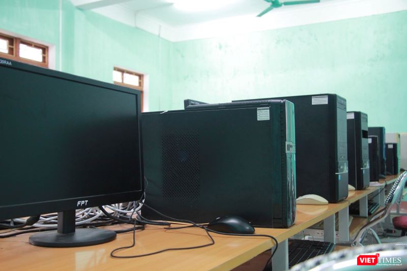 Phòng học máy tính của nhà trường Phòng học máy tính của nhà trường