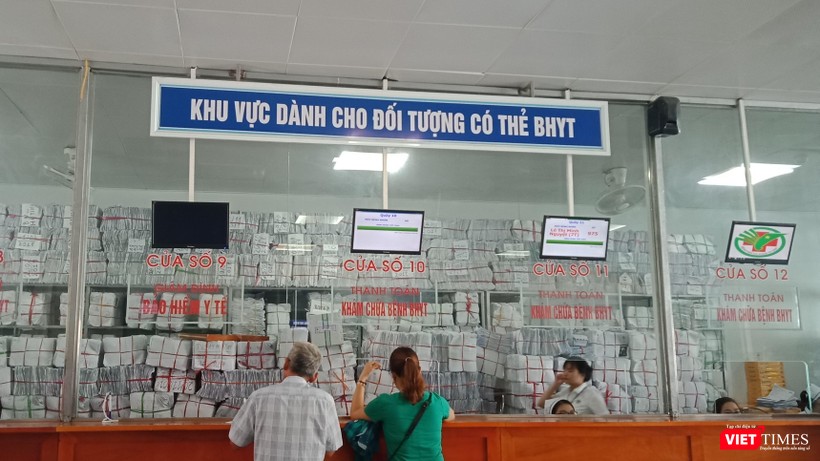 Người dân thanh toán chi phí khám, chữa bệnh theo bảo hiểm y tế.