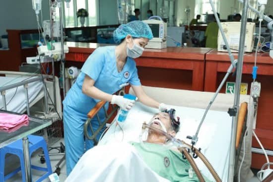 Bác sĩ của Bệnh viện chăm sóc cho một trường hợp bệnh nhân phải thở máy.