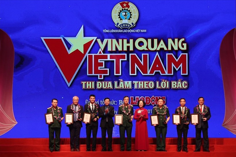 Bà Trương Thị Mai và ông Bùi Văn Cường (Chủ tịch Tổng Liên đoàn lao động Việt Nam) trao giải thưởng cho các tập thể xuất sắc trong chương trình Vinh quang Việt Nam 2019 (Ảnh: Báo Lao động)