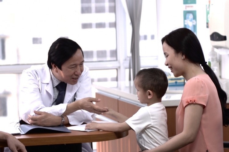 GS. Nguyễn Thanh Liêm thăm khám cho trẻ