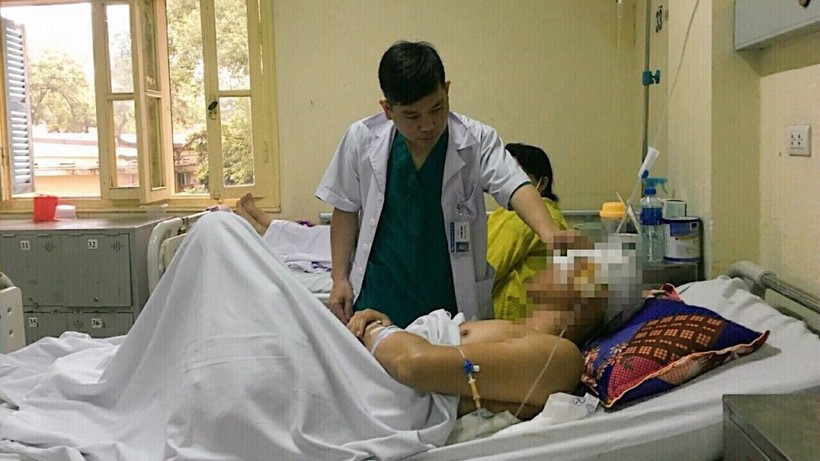 Bác sĩ của Bệnh viện chăm sóc cho bệnh nhân tai nạn sau mổ (Ảnh: BVCC)