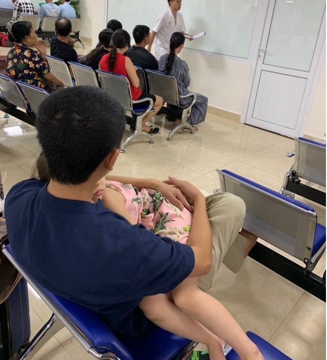 Bé Nguyễn B.T. được gia đình đưa đi khám bệnh tại Hà Nội (Ảnh: Đinh Hiền) Bé Nguyễn B.T. được gia đình đưa đi khám bệnh tại Hà Nội (Ảnh: Đinh Hiền)