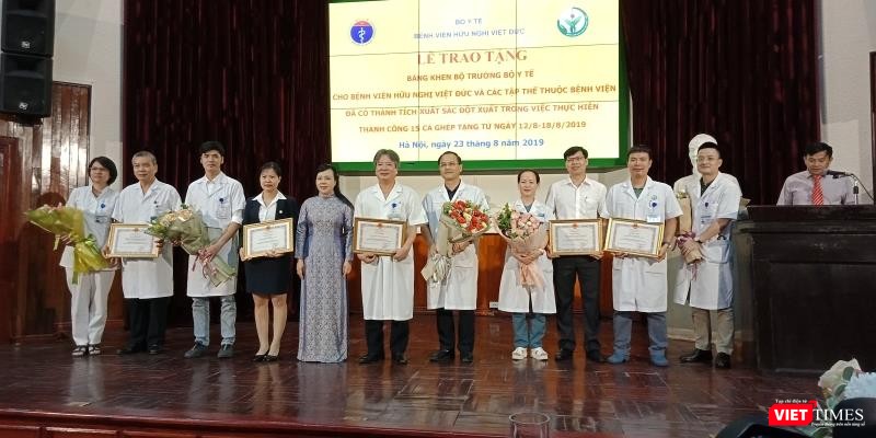 Bộ trưởng Bộ Y tế Nguyễn Thị Kim Tiến trao bằng khen cho tập thể bác sĩ của Bệnh viện Hữu nghị Việt Đức