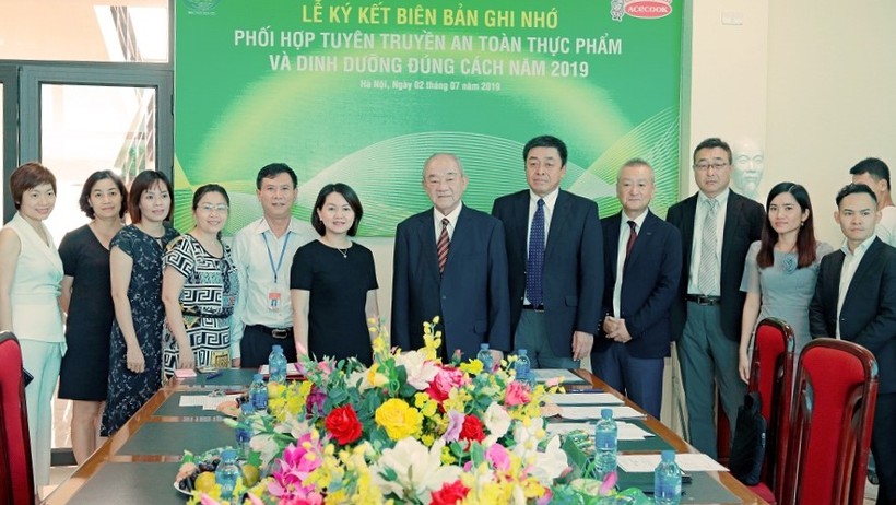 Bà Trần Việt Nga (váy đen, thứ 6 từ trái sang phải) cùng đối tác của Cục truyền thông về an toàn thực phẩm Bà Trần Việt Nga (váy đen, thứ 6 từ trái sang phải) cùng đối tác của Cục truyền thông về an toàn thực phẩm