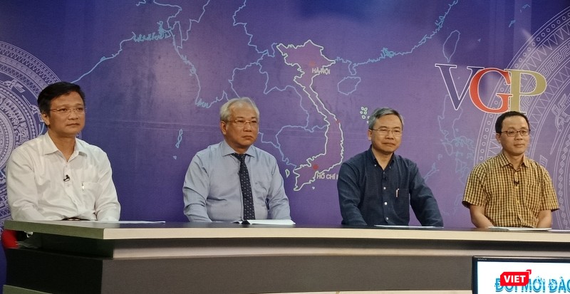 Từ phải sang trái: GS.TS. Tạ Thành Văn - Hiệu trưởng Trường Đại học Y Hà Nội, GS.TS. Phạm Minh Thông - nguyên Trưởng Bộ môn Chẩn đoán hình ảnh, Đại học Y Hà Nội và nguyên Phó giám đốc Bệnh viện Bạch Mai,GS.TS. Lê Thanh Hải - Giám đốc Bệnh viện Nhi Trung ương, ông Nguyễn Minh Lợi - Phó Cục trưởng Cục Khoa học Công nghệ và Đào tạo, Bộ Y tế.