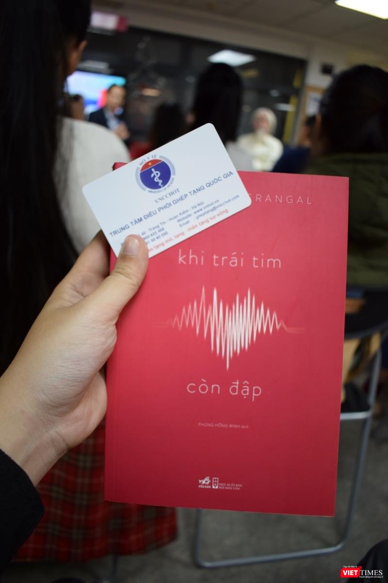 Cuốn sách "Khi trái tim còn đập" và tấm thẻ hiến tạng của Trung tâm Điều phối ghép tạng Quốc gia