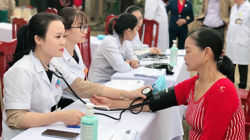 Chùm ảnh: Hàng trăm người dân nghèo ở Yên Bái được khám miễn phí