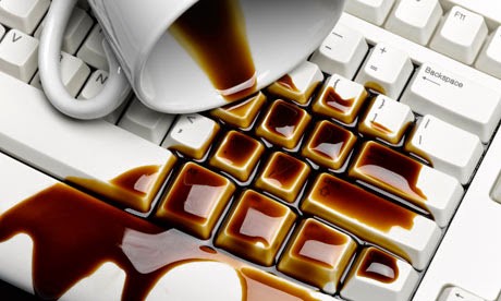 Làm rớt nước vào laptop là một trong những lỗi hay gặp nhất