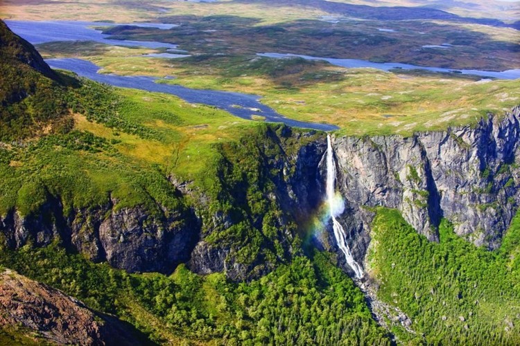 Vườn quốc gia Gros Morne có diện tích 1.805km2, được coi là vườn quốc gia rộng thứ hai ở Canada (đứng thứ nhất là Vườn quốc gia Torngat Mountains có diện tích là 9,600km2). Ảnh: boomsbeat.