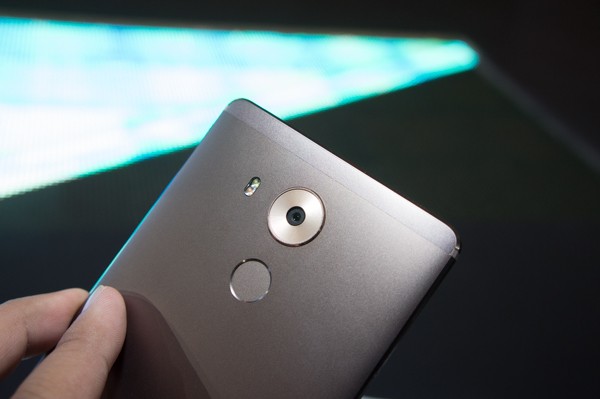 Mặt sau gồm camera 16MP, flash kép và nhận dạng vân tay