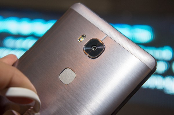 Camera sau, flash và cảm biến vân tay của GR 5