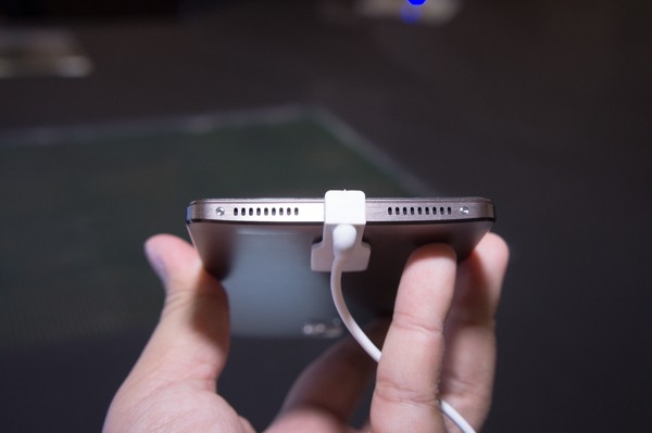 Cạnh dưới gồm loa và mic