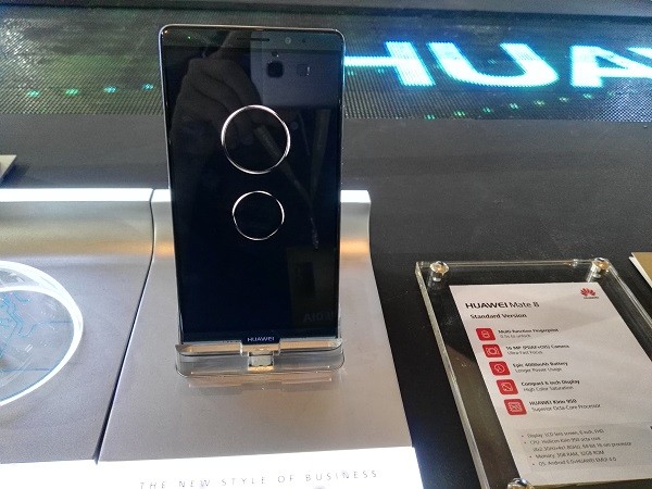 Mặt trước của Mate 8