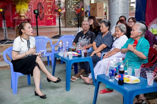 Đặc biệt, màn hát song ca “bất đắc dĩ” ca khúc Làng tôi cùng một cụ bà khiến Mỹ Tâm vô cùng thích thú. Cô cho biết sẽ phải học tập theo lối diễn tự nhiên và đầy biểu cảm như cụ.