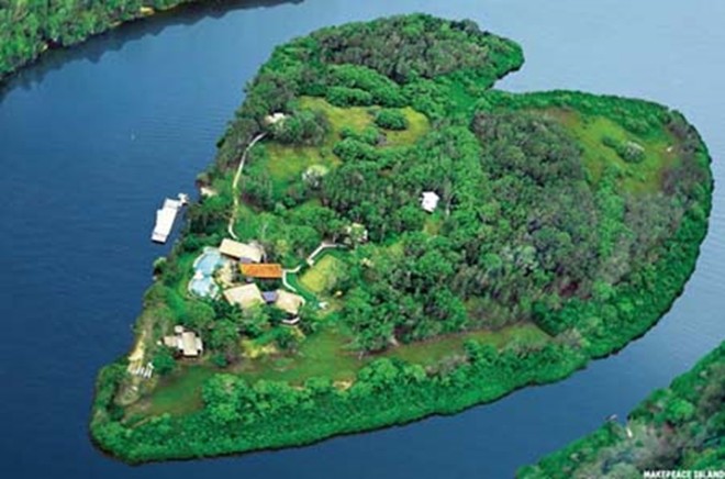 Nằm ngoài khơi bờ biển của Australia, hòn đảo Makepeace có hình dáng trái tim độc đáo là một thiên đường lý tưởng cho những ai muốn dành cho người yêu của mình một mùa Valentine lãng mạn. Hòn đảo này còn có nhiều dịch vụ đa dạng như khu nghỉ dưỡng, spa cao cấp,… Mức giá thuê hòn đảo này khoảng từ 7.900 – 14.990 USD/đêm, tương đương từ 173 triệu đồng – 330 triệu đồng/đêm.