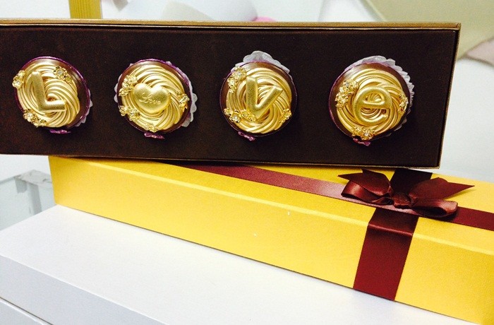 Chocolate sứ phủ vàng 24k có giá từ vài trăm đến vài triệu tùy theo chủ nhân muốn mua 1 viên hay cả hộp.