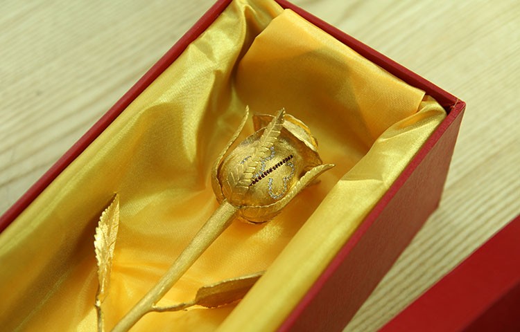 Trước đó, doanh nghiệp này cũng từng nâng cấp mẫu hoa hồng vàng đúc nguyên khối đó bằng kim cương và ruby, đẩy giá trị sản phẩm lên đến 250 triệu đồng.