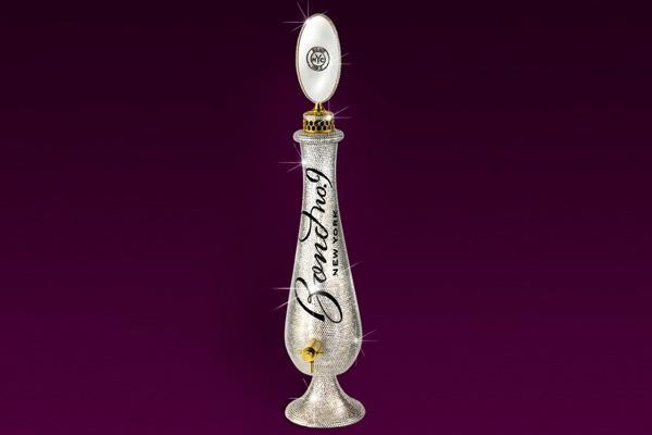 Chrystalized Amphora, chai nước hoa được đính 16.500 viên pha lê Swarovski. Giá của nó là 3.500 USD (hơn 77 triệu đồng).