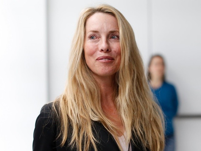Laurene Powell Jobs sinh năm 1963, tại West Milford (New Jersey, Mỹ). Mẹ bà là giáo viên, còn cha là phi công. Ông tử nạn trong một vụ đâm máy bay khi Powell Jobs mới 3 tuổi.