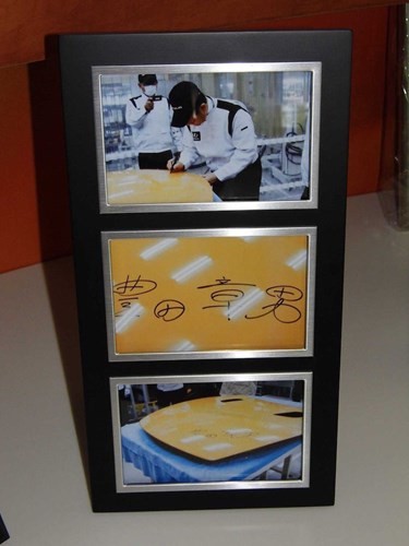 Chiếc LFA Nurburgring này có số chassis thứ tự 275, mới chỉ đi được 680 km. Tuy nhiên, điểm đặc biệt nhất của chiếc xe đó là trong quá trình sản xuất, nó đã được đích thân ông Akio Toyoda - Giám đốc điều hành Toyota ký lên.