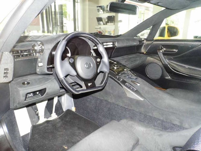 Thay vì da như các phiên bản bình thường, LFA Nurburgring Edition sở hữu nội thất bọc bằng vải Alcantara để giảm trọng lượng. Tuy nhiên, chiếc xe vẫn được giữ lại đầy đủ các tiện nghi trên phiên bản thường.