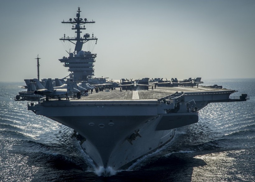 Tàu sân bay USS Carl Vinson lớp Nimitz đi qua eo biển Hormuz.