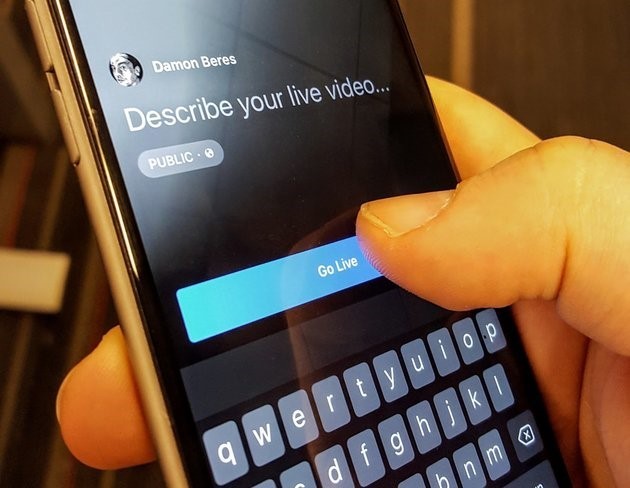 Live là tính năng mới có mặt trên Facebook nhằm khuyến khích người dùng tương tác nhiều hơn trên mạng xã hội này. Live cho phép người dùng phát video trực tiếp từ ứng dụng Facebook. Ảnh:Huffington Post.