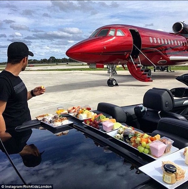 Video: Thú khoe tiền dị hợm của Hội con nhà giàu Anh ảnh 13