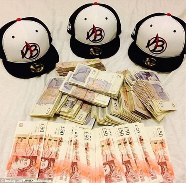 Video: Thú khoe tiền dị hợm của Hội con nhà giàu Anh ảnh 20 Video: Thú khoe tiền dị hợm của Hội con nhà giàu Anh ảnh 20