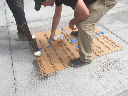 Mỹ: Bài thơ lạ chỉ xuất hiện khi mưa ảnh 1