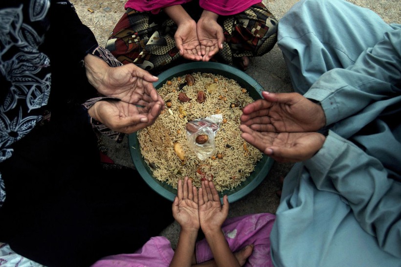 Gia đình cầu nguyện trước bữa ăn trong tháng chay Ramadan ở Karachi, Pakistan