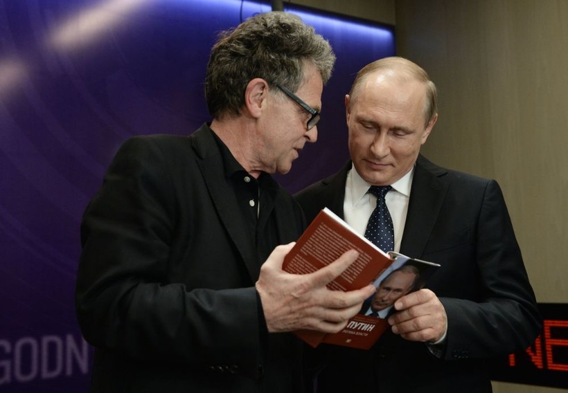 Nhà báo Hubert Seipel của kênh truyền hình Đức ARD / NDR và Tổng thống Nga Vladimir Putin tại lễ ra mắt cuốn sách