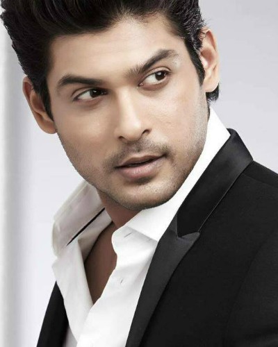 Siddharth Shukla trong vai thanh tra Shiv. Siddharth Shukla trong vai thanh tra Shiv.