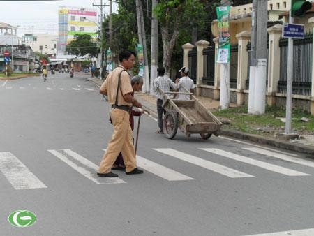 Chùm ảnh đẹp: Chiến sĩ Công an Nhân dân Việt Nam trong lòng dân ảnh 29