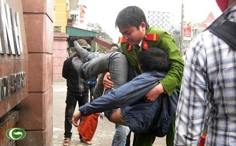 Chùm ảnh đẹp: Chiến sĩ Công an Nhân dân Việt Nam trong lòng dân ảnh 8