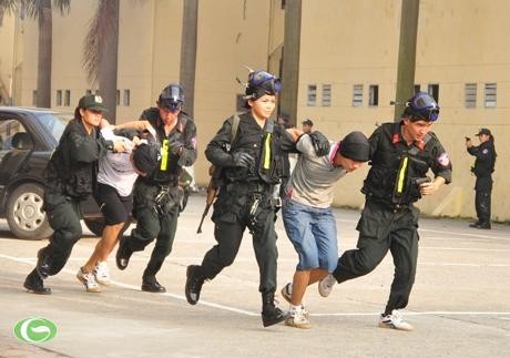 Chùm ảnh đẹp: Chiến sĩ Công an Nhân dân Việt Nam trong lòng dân ảnh 32