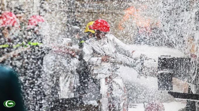 Chùm ảnh đẹp: Chiến sĩ Công an Nhân dân Việt Nam trong lòng dân ảnh 26