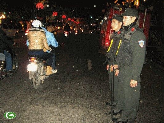 Chùm ảnh đẹp: Chiến sĩ Công an Nhân dân Việt Nam trong lòng dân ảnh 14