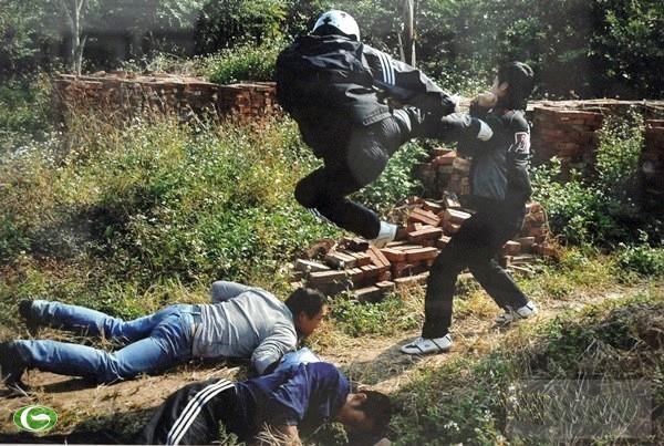 Chùm ảnh đẹp: Chiến sĩ Công an Nhân dân Việt Nam trong lòng dân ảnh 24