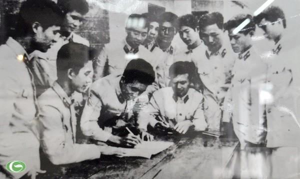 Chùm ảnh đẹp: Chiến sĩ Công an Nhân dân Việt Nam trong lòng dân ảnh 34