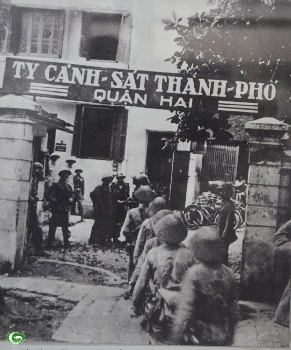 Chùm ảnh đẹp: Chiến sĩ Công an Nhân dân Việt Nam trong lòng dân ảnh 33