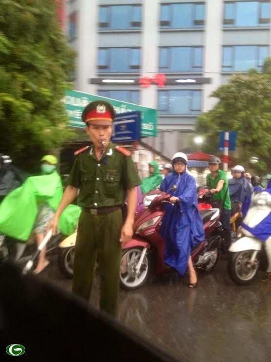 Chùm ảnh đẹp: Chiến sĩ Công an Nhân dân Việt Nam trong lòng dân ảnh 23