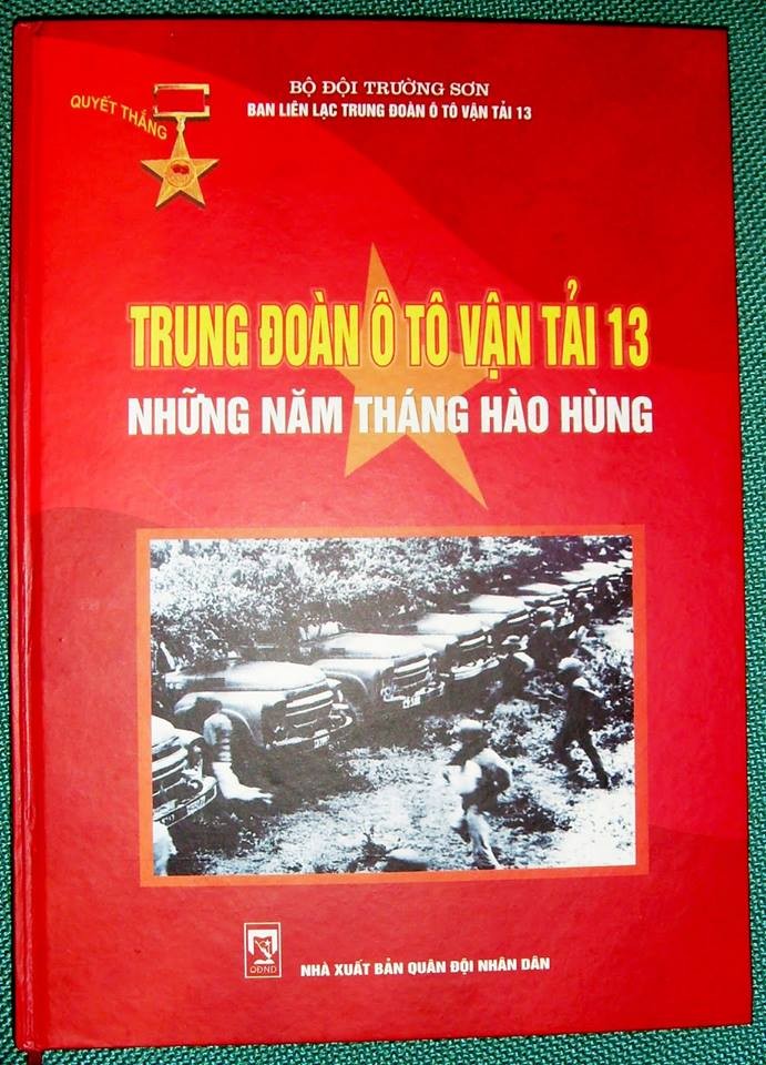 Bìa cuốn sách ảnh: “Trung đoàn 13 ô tô vận tải – Những năm tháng hào hùng”