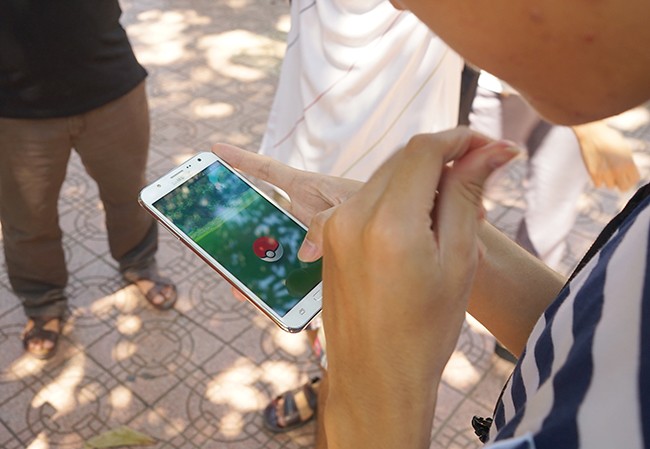 Suýt thiệt thân vì mải mê bắt Pokemon “hiếm“ ảnh 5
