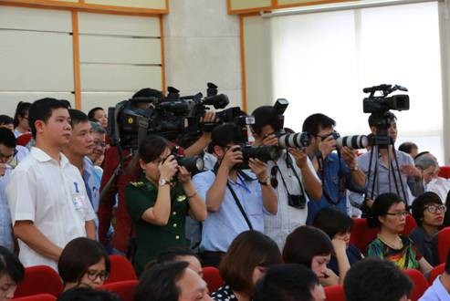 Các phóng viên báo đài tham gia tác nghiệp Các phóng viên báo đài tham gia tác nghiệp