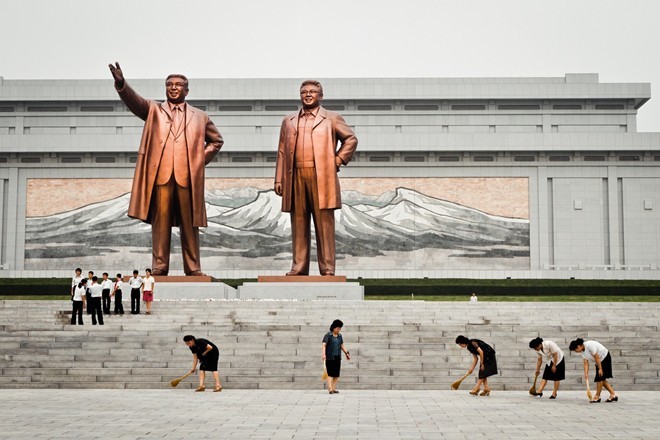 Những hình ảnh Kim Jong-un không muốn để lọt ra ngoài biên giới Triều Tiên ảnh 16 Nhân viên quét dọn, làm vệ sinh khu tượng đài lãnh đạo Triều Tiên